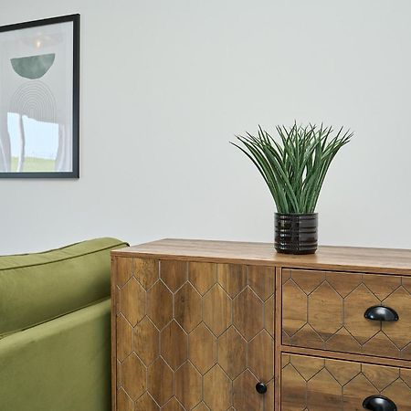 Spacious 1 Bed Apt - Stunning Views & Private Parking - 5 Mins To Beach - Dog Friendly - Close To Ventnor, Shanklin & Sandown - Ideal For Friends, Families & Business Travellers - Sleeps Up To 4 Guests - Managed By "Greenstay Serviced Accommodation" Bonchurch Экстерьер фото