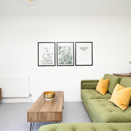 Spacious 1 Bed Apt - Stunning Views & Private Parking - 5 Mins To Beach - Dog Friendly - Close To Ventnor, Shanklin & Sandown - Ideal For Friends, Families & Business Travellers - Sleeps Up To 4 Guests - Managed By "Greenstay Serviced Accommodation" Bonchurch Экстерьер фото