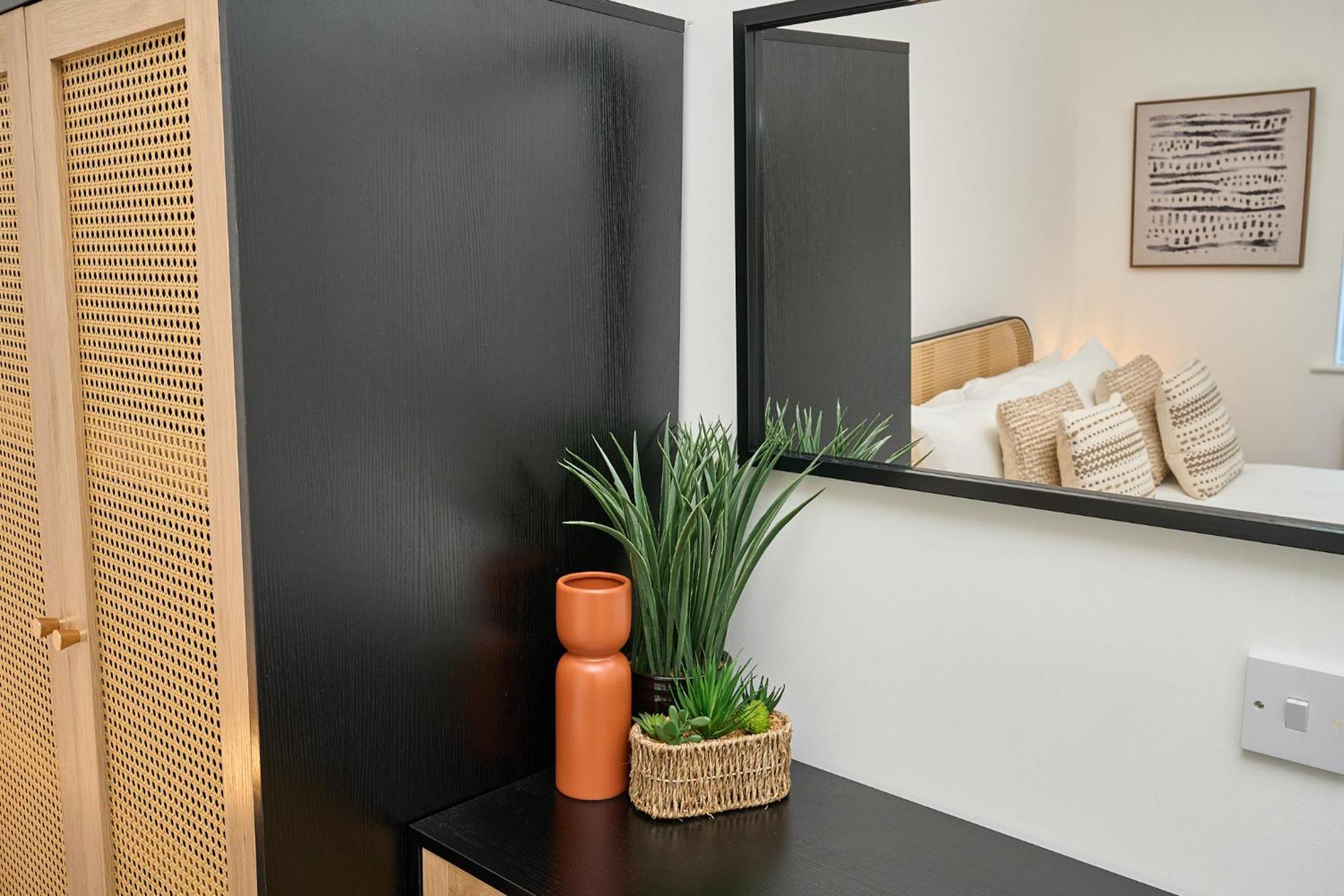 Spacious 1 Bed Apt - Stunning Views & Private Parking - 5 Mins To Beach - Dog Friendly - Close To Ventnor, Shanklin & Sandown - Ideal For Friends, Families & Business Travellers - Sleeps Up To 4 Guests - Managed By "Greenstay Serviced Accommodation" Bonchurch Экстерьер фото