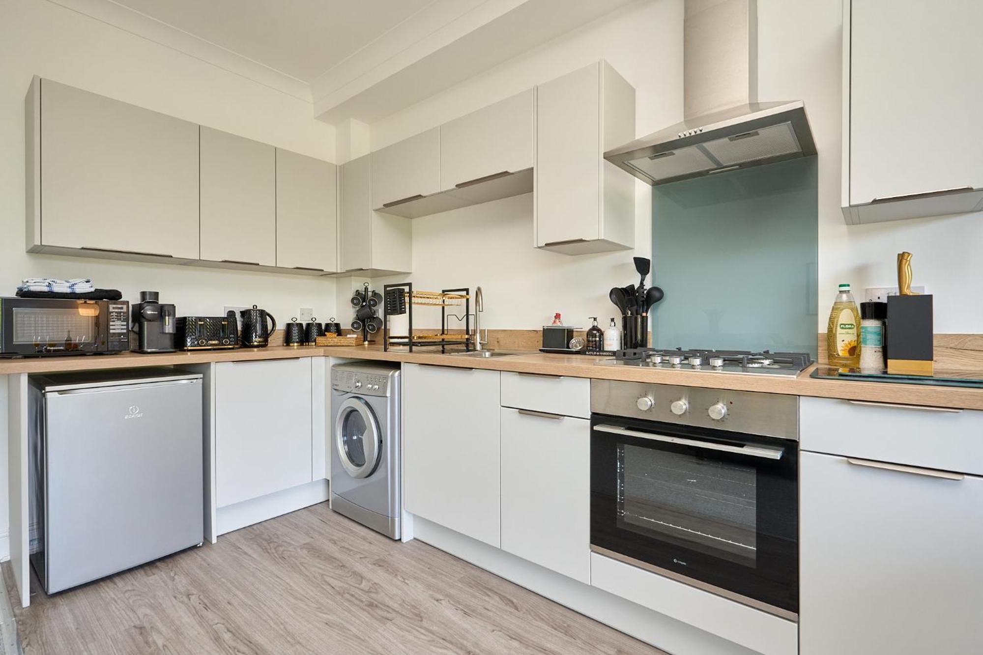 Spacious 1 Bed Apt - Stunning Views & Private Parking - 5 Mins To Beach - Dog Friendly - Close To Ventnor, Shanklin & Sandown - Ideal For Friends, Families & Business Travellers - Sleeps Up To 4 Guests - Managed By "Greenstay Serviced Accommodation" Bonchurch Экстерьер фото