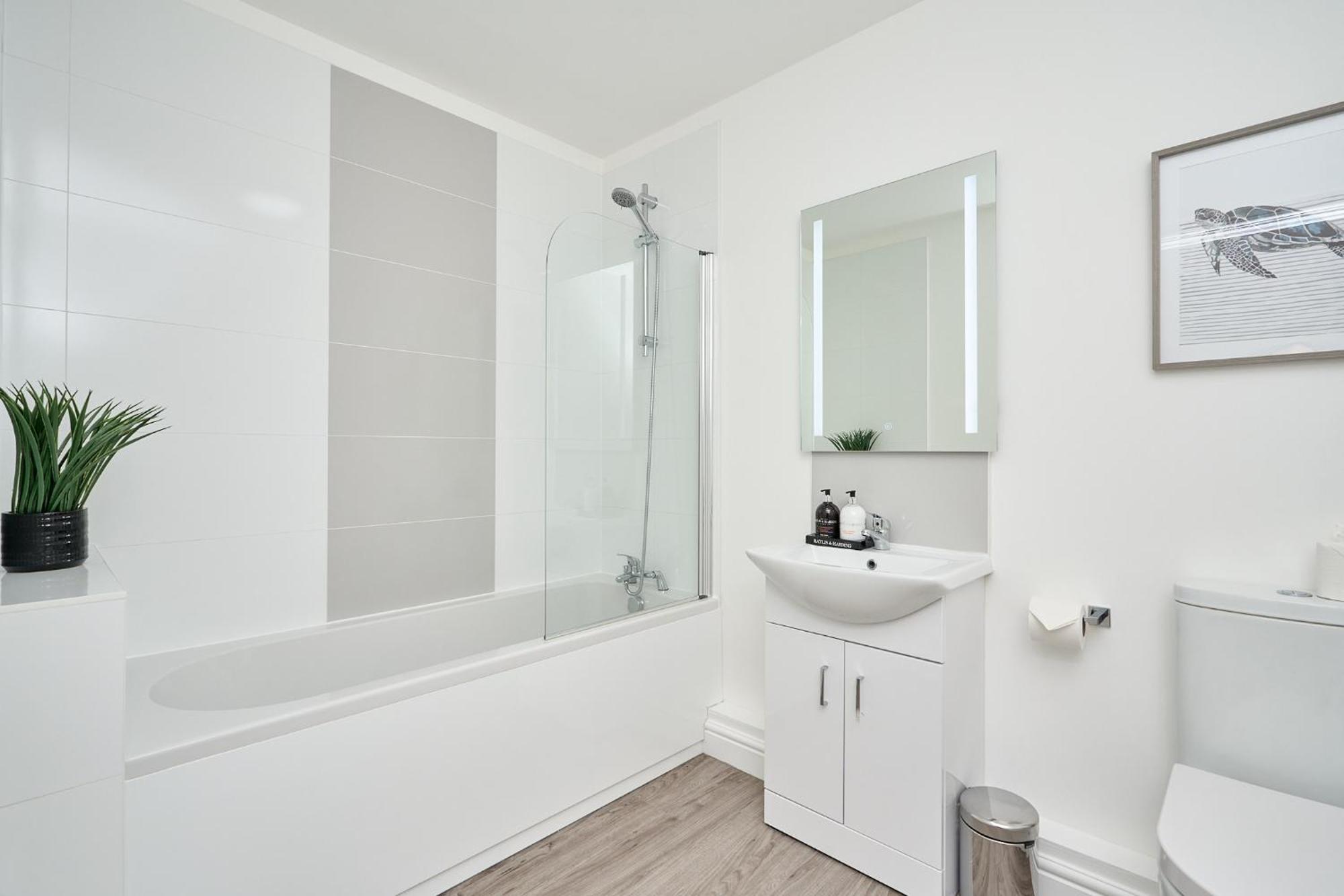 Spacious 1 Bed Apt - Stunning Views & Private Parking - 5 Mins To Beach - Dog Friendly - Close To Ventnor, Shanklin & Sandown - Ideal For Friends, Families & Business Travellers - Sleeps Up To 4 Guests - Managed By "Greenstay Serviced Accommodation" Bonchurch Экстерьер фото