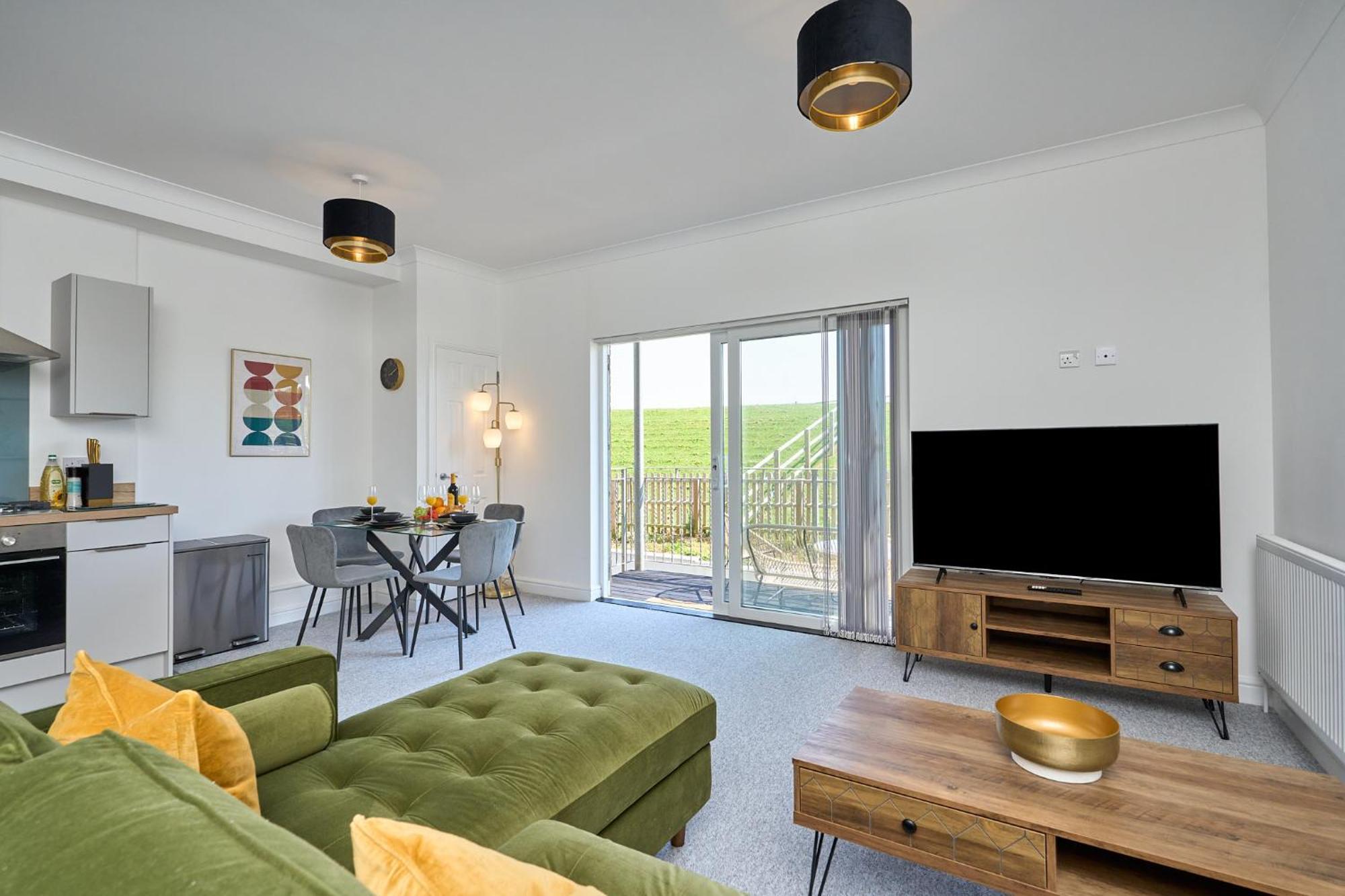 Spacious 1 Bed Apt - Stunning Views & Private Parking - 5 Mins To Beach - Dog Friendly - Close To Ventnor, Shanklin & Sandown - Ideal For Friends, Families & Business Travellers - Sleeps Up To 4 Guests - Managed By "Greenstay Serviced Accommodation" Bonchurch Экстерьер фото